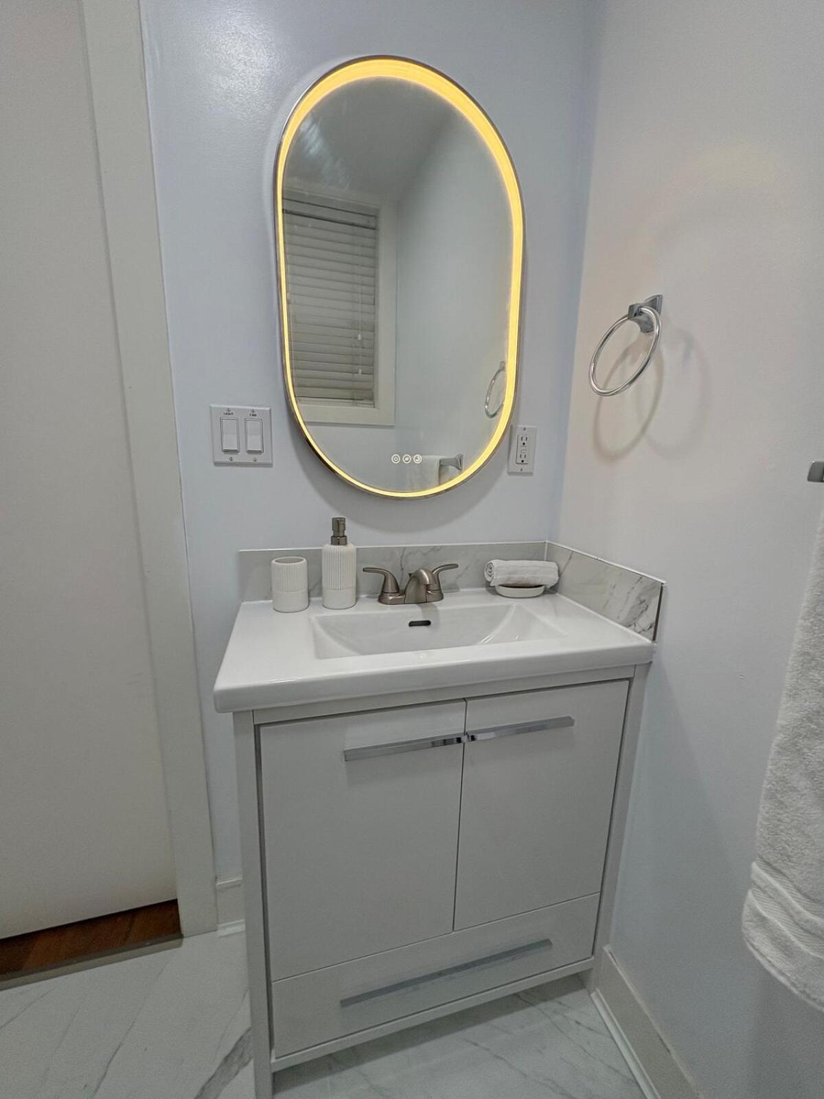 Guest Room With Private Bath In Langford Victoria Exteriör bild