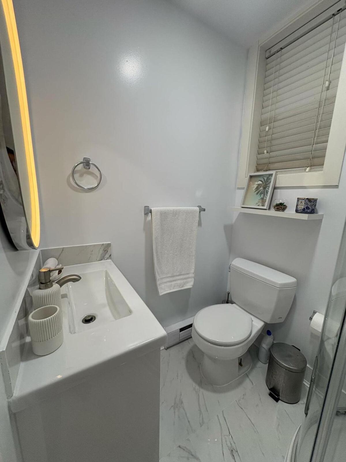 Guest Room With Private Bath In Langford Victoria Exteriör bild