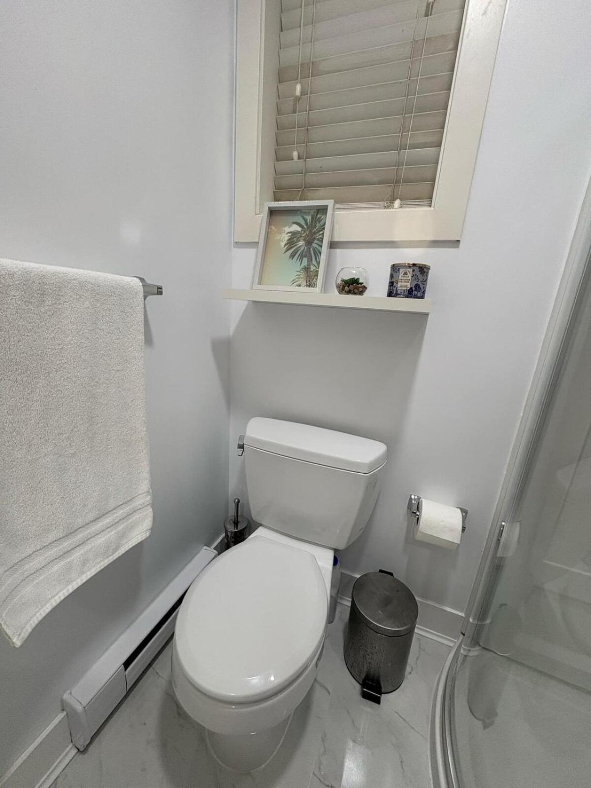 Guest Room With Private Bath In Langford Victoria Exteriör bild